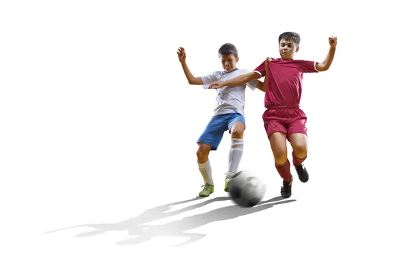 Chlapec s fotbalovým míčem, fotbalista na bílém pozadí. izolovaný — Stock fotografie