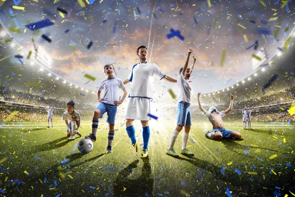Kolaż dla dorosłych dzieci piłkarzy w akcji na stadion panorama — Zdjęcie stockowe