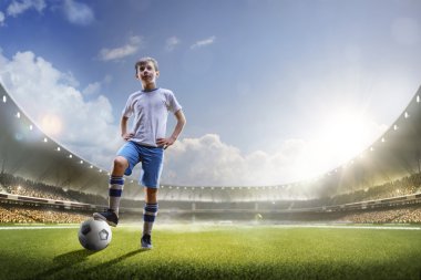 Çocuk üzerinde büyük arena futbol oynayan