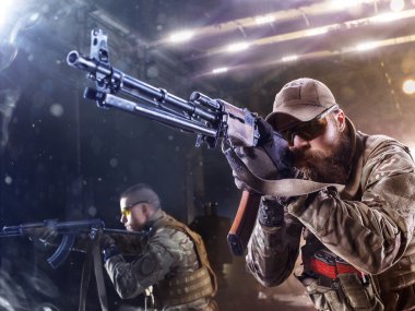 Spesial asker saldırı düşman Kuvvetleri