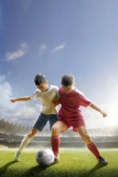 Děti hrají fotbal na grand arena — Stock fotografie