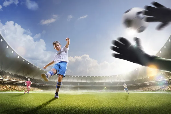 As crianças estão jogando futebol na grande arena — Fotografia de Stock