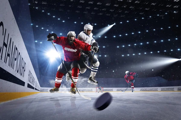 Hockeyspelare skjuter pucken och attacker — Stockfoto