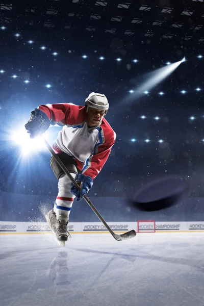 Hockey players shoots the puck and attacks — Stock Photo, Image