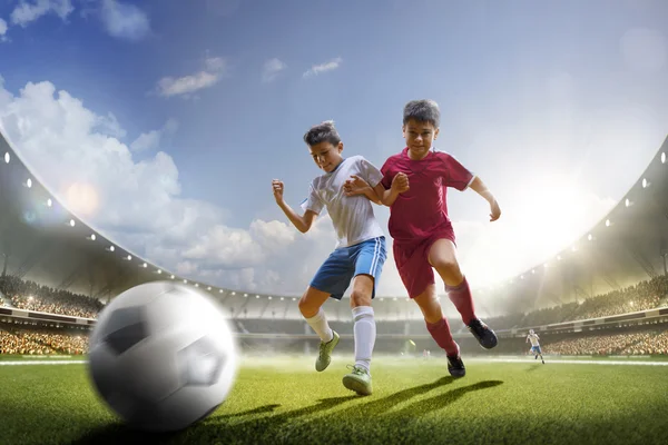 Les enfants jouent au football sur la grande arène — Photo