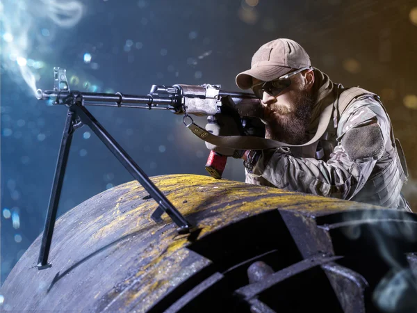 Снайпер спецназу стріляє ворогом — стокове фото