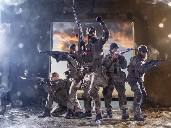 Soldados de las fuerzas espesiales celebran victoria en la dura batalla —  Fotos de Stock