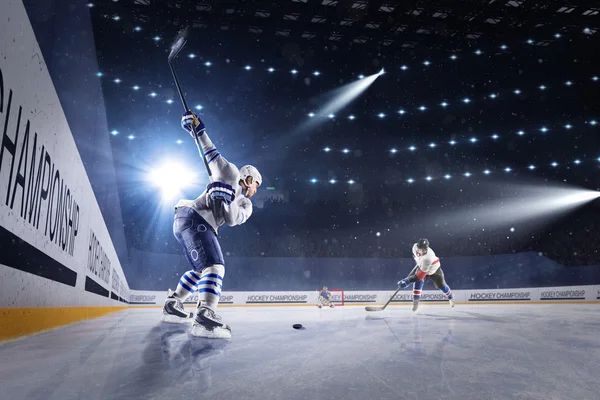 Giocatori di hockey spara il disco e gli attacchi — Foto Stock