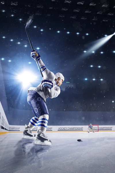 Giocatori di hockey spara il disco e gli attacchi — Foto Stock