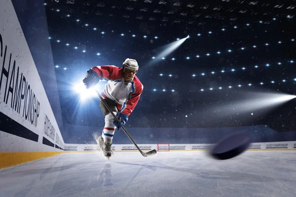 Jugadores de hockey dispara el disco y los ataques —  Fotos de Stock