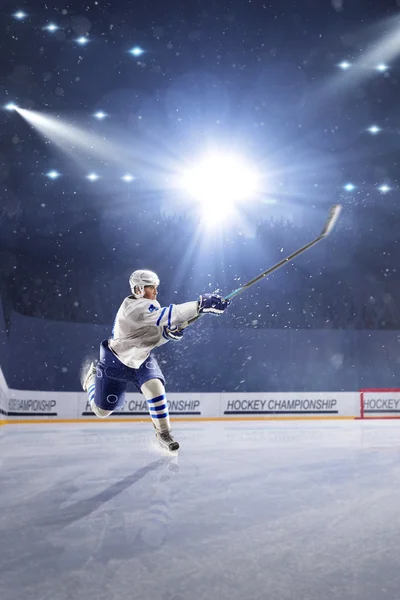 Hockey players shoots the puck and attacks — Stock Photo, Image