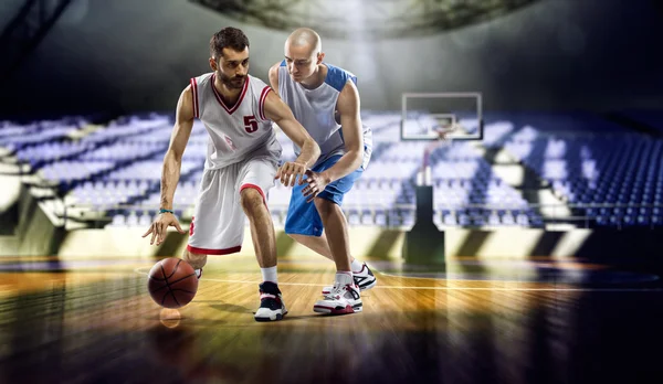 Jugadores de baloncesto en gimnasio — Foto de Stock