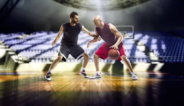Баскетболисты в спортивном зале — стоковое фото
