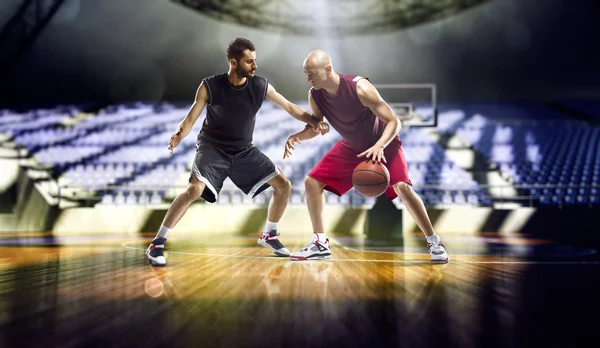 Jugadores de baloncesto en gimnasio —  Fotos de Stock