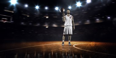 basketbol oyuncusu dönen topu