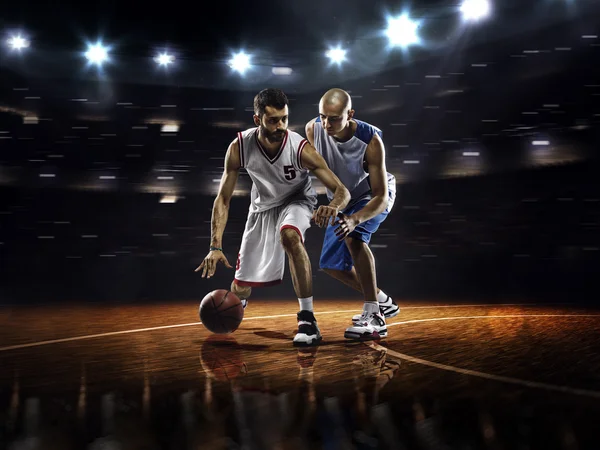 Basketbolcular içinde jimnastik salonu