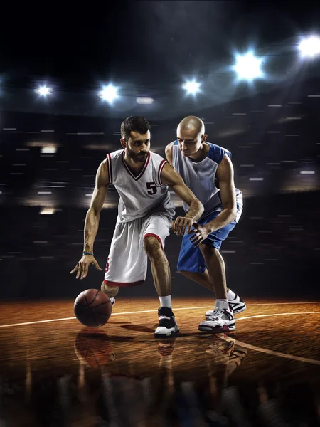 Jogadores de basquete no ginásio — Fotografia de Stock