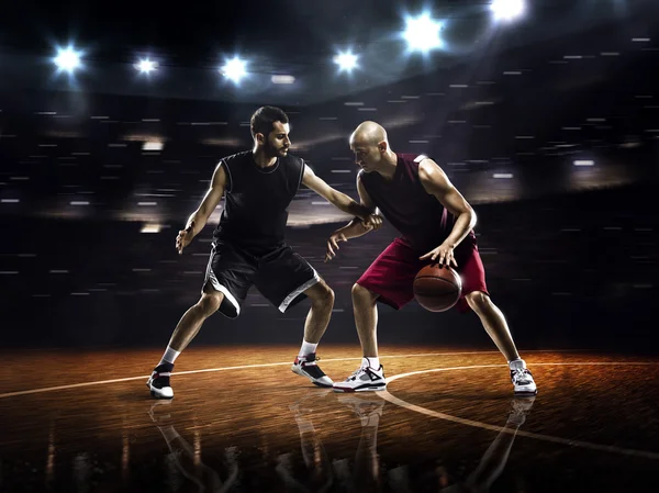 Basketbalisté v tělocvičně — Stock fotografie