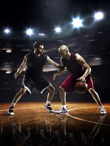 Jogadores de basquete no ginásio — Fotografia de Stock