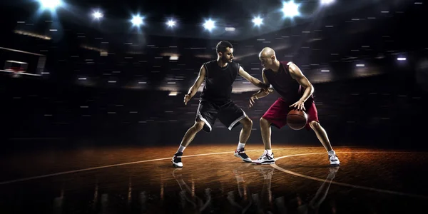 Jogadores de basquete no ginásio — Fotografia de Stock