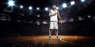 basketbol oyuncusu dönen topu