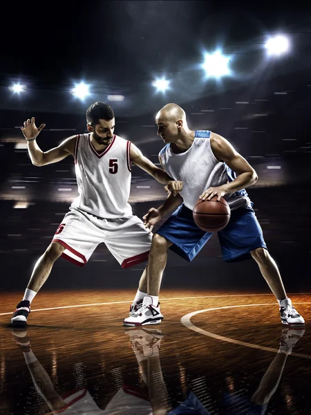 Basketbolcular içinde jimnastik salonu