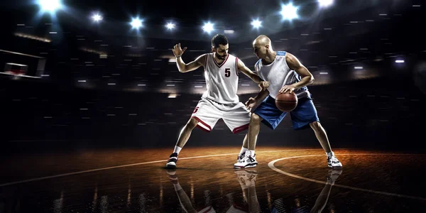 Jugadores de baloncesto en gimnasio — Foto de Stock