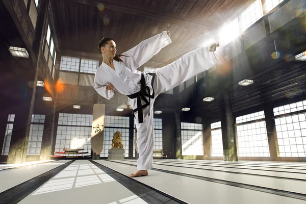 Karate vrouw in actie — Stockfoto