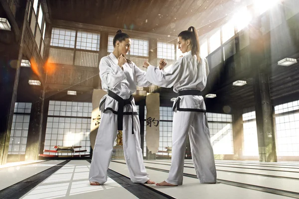Karate kobiety w akcji — Zdjęcie stockowe