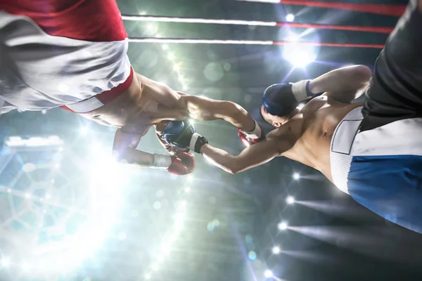 Two professionl boxers are fighting on arena — Stock Photo, Image