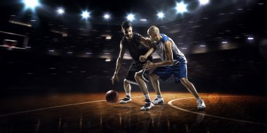 İki basketbolcu iş başında