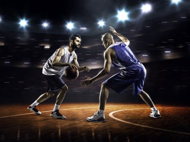İki basketbolcu iş başında