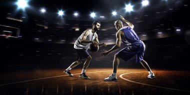 İki basketbolcu iş başında