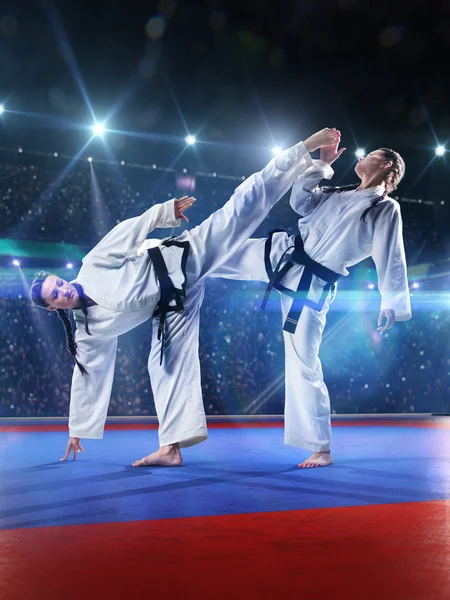 Zwei professionelle Karate-Kämpferinnen kämpfen — Stockfoto