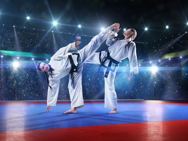 Dwóch zawodników zawodowych kobiet karate walczą — Zdjęcie stockowe