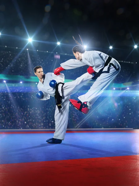 İki profesyonel kadın karate savaşçıları mücadele ediyoruz — Stok fotoğraf