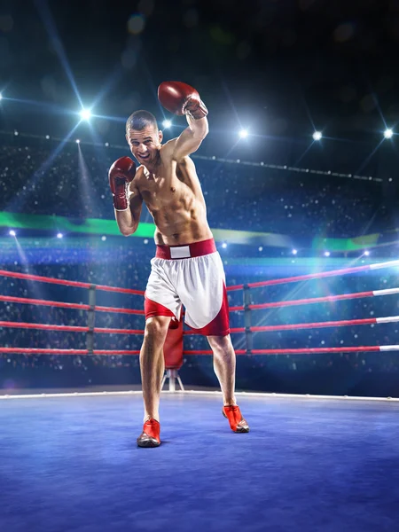 Boxer professionista è in piedi sul ring — Foto Stock