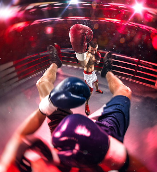 Профессиональный боксер делает жесткий нокаут
