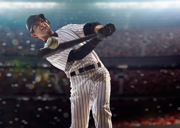 Giocatore professionista di baseball in azione — Foto Stock