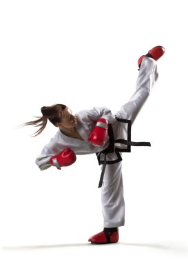 Beyaz izole profesyonel kadın karate avcı