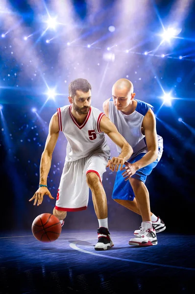 Deux joueurs de basket sous les projecteurs — Photo