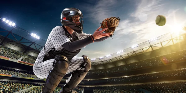 Jogador profissional de beisebol em ação — Fotografia de Stock