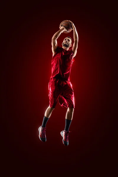 Jugador de baloncesto en acción está volando alto — Foto de Stock