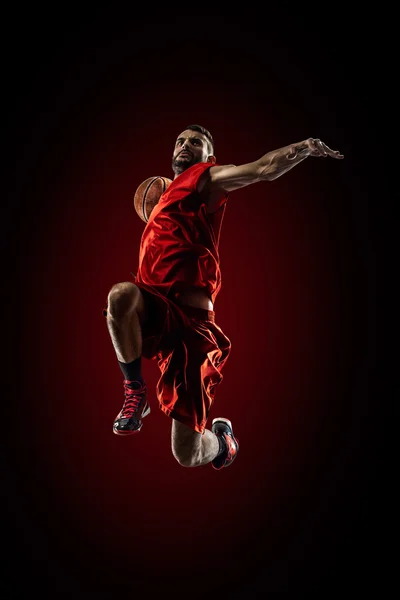 Jogador de basquete em ação está voando alto — Fotografia de Stock