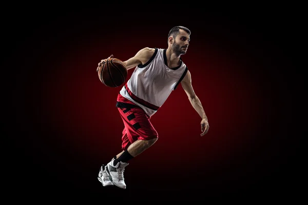 Jogador de basquete em ação está voando alto — Fotografia de Stock