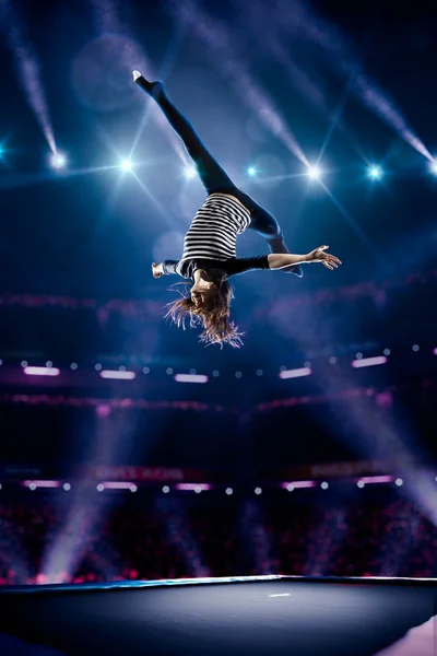 Chica joven está saltando en trampolín — Foto de Stock