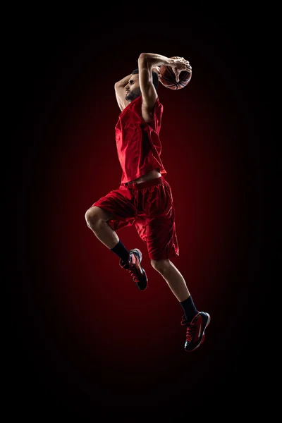 Jogador de basquete em ação está voando alto — Fotografia de Stock