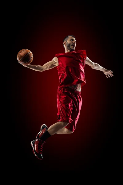 Jugador de baloncesto en acción está volando alto —  Fotos de Stock