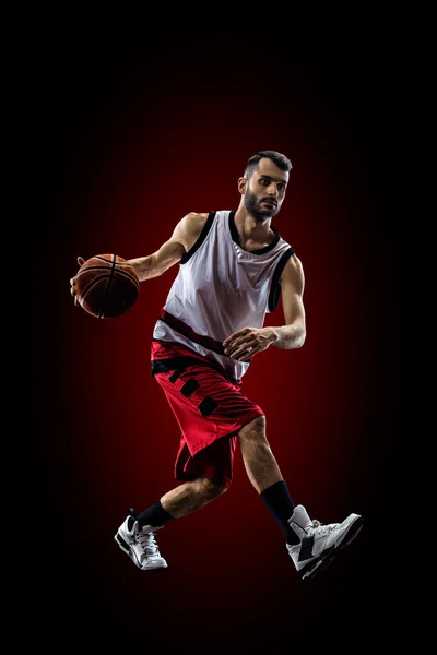 Jugador de baloncesto en acción está volando alto — Foto de Stock