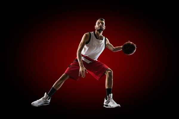 Jogador de basquete em ação está voando alto — Fotografia de Stock